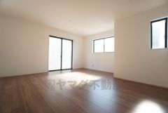 大きな掃き出し窓のあるリビングは、陽光あふれる明るい空間です。ゆったりと寛げる憩いの場となりそうです。