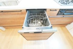 炊事時間を大幅に短縮できる食器洗浄乾燥機付き＾＾食器を洗う手間が減るので家族とのコミュニケーションの時間や自分の時間が増えますね。