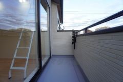 南東向きバルコニー＾＾ 洗濯物などの目隠しに便利。プライバシーが確保された高めのつくりです＾＾