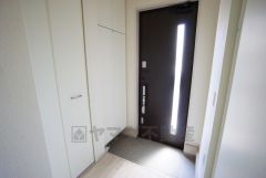 たっぷり収納できるシューズボックスです。家族全員の靴がきれいに整頓できます。隣に収納スペースもあります＾＾