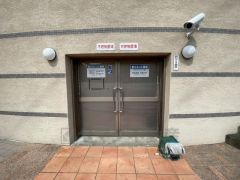 居住者専用ゴミステーション。雨風をしのげる設計で、お部屋をいつでもスッキリと保つための嬉しい設備です。 