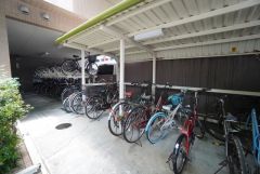 屋根付き駐輪場なので、雨の日も自転車を安心して保管できます。通勤・通学に自転車を使う方にも便利です＾＾