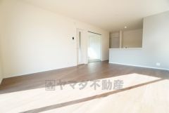 家族が集まる開放的なリビング。思い思いの時間を過ごしたり食事をしたり、素敵な団らんの場になりますね。