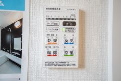 浴室暖房乾燥機には、暖房、乾燥、涼風、換気の4つの機能が付いています。タイマー付きです。換気・雨の日の洗濯も安心です＾＾