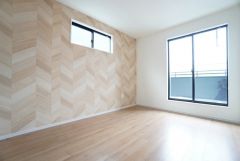 住む人のこだわりを活かす洋室。日当たりがよく、寝室としての利用もおすすめ。広めのウォークインクローゼットには荷物をすっきり片付けられ、ゆとりのある暮らしが出来ます＾＾