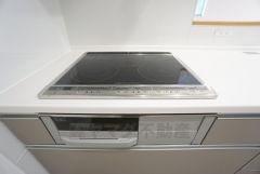 お手入れのしやすいIHクッキングヒーターです。3口コンロなので、効率よくお料理が楽しめます。毎日のお料理も楽しくなりますね＾＾