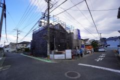 1号棟は角地なので、開放感が得られます。 また、日差しが入りやすく、家の奥まで明るくなるのが嬉しいポイントです。 