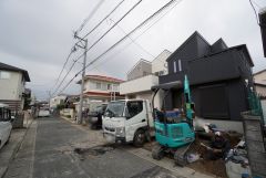 前面道路は南西側約4ｍの公道に面しています＾＾ 住人以外の車の進入も少なく、小さなお子様を持つご家庭にも安心です。