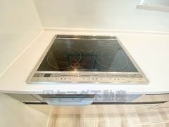 お手入れのしやすいIHクッキングヒーターです。3口コンロなので、効率よくお料理が楽しめます。毎日のお料理も楽しくなりますね＾＾