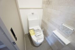 1階2階の2ヶ所にトイレがありますので、忙しい朝にも家族に気を使わず、ゆとりが生まれますね＾＾ 小窓付きで換気する時に便利です＾＾