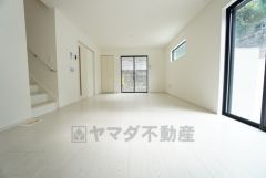 大きな掃き出し窓のあるリビングは、陽光あふれる明るい空間です。ゆったりと寛げる憩いの場となりそうです。