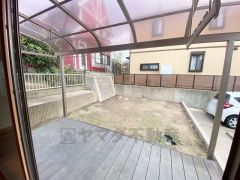 リビングとつながるテラス＾＾お休みの日にはコーヒーを飲みながらのんびりするのにもちょうど良いサイズ感ですね。日頃の疲れをリフレッシュできる憩いの空間になりそうです＾＾ 