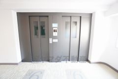 エレベーター2台完備。