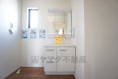 三面鏡裏収納付き洗面化粧台。