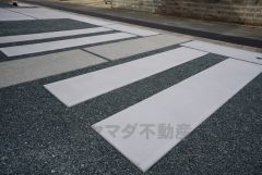 駐車スペースはゆとりある3台分を確保。マイカー用に、お客さま用に、余裕を持ってご利用いただけます。