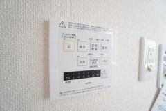 雨の日の洗濯も安心できる浴室暖房乾燥機付き浴室。リモコンで操作もボタン1つで簡単。