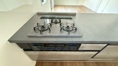 3種類の料理が同時に調理できる、3口ガスコンロ。忙しい夕食の支度時間が短縮できて効率よくお料理が楽しめます。