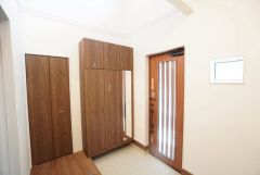 たっぷり収納できるシューズボックス付きです。家族全員の靴がきれいに整頓できます。棚の上にお花や写真を飾っても良いですね。