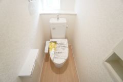 温水洗浄機付トイレです。節水機能もあるので、安心して使えますね。もちろん、1階2階の2ヶ所にトイレがあるので、忙しい朝にもゆとりができますね。