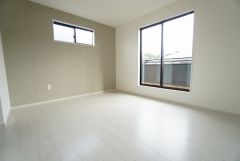 主寝室としてお使いいただけそうなこちらのお部屋は、日当たりが良く、爽やかな風を感じて起きる朝は、快適生活の始まりに。