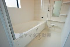 1日の疲れを癒すくつろぎのバスルーム。足を伸ばしてもゆったりと入れるサイズです。お子様と一緒にお風呂に入っても狭くないですね^^