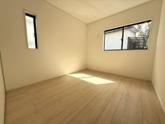 2面採光を確保した明るい室内は、風通しも良く、大変居心地の良い空間となっております。日当たりがよく、子供部屋としての利用もおすすめ。