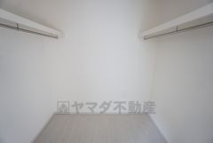 寝室にはハンガーパイプ付きのウォークインクローゼットが設けられています。たっぷり収納できるので衣替えの心配もいりませんね＾＾