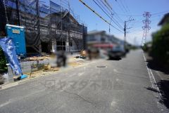 前面道路は南側約6.1ｍの公道に面しています。前面道路は南側約6.1ｍの公道に面しています。マックスバリュ筑紫駅前店(車2分/500ｍ)、サニー光が丘店(車5分/2.4ｋｍ)。