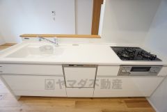 使い勝手が良さそうなシステムキッチン。 白を基調としているので圧迫感を感じにくそうです。