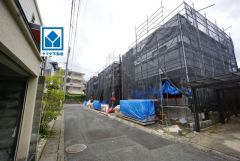 現地（2025年8月）撮影 前面道路：西側約6.12ｍ、南側約4.84ｍ