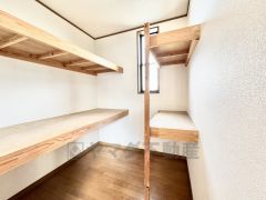 季節の衣類や家電などたっぷり収納できる納戸。