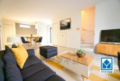 キッチンに向き合う形で大きな窓があります。たくさんの光や風を取り込むことができ快適な生活が過ごせそうです。家具はCGによるイメージ画像です。