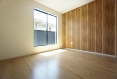 主寝室としてお使いいただけそうなこちらのお部屋は、日当たりが良く、爽やかな風を感じて起きる朝は、快適生活の始まりに。