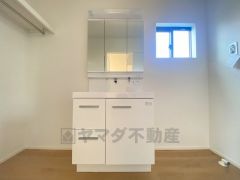 三面鏡にハンドシャワー付きで使いやすい洗面台です＾＾鏡裏と洗面ボウル下に収納付きの洗面台なので、整理整頓ができスッキリと使えます＾＾