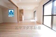 横長リビングは、リビングとダイニングの空間をわけて使うことができ、明るく開放感があるため長時間リビングで過ごしたい人におすすめです。