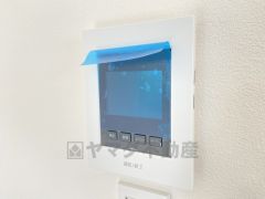 防犯性もばっちり、TVモニター付きインターホン完備。大きなモニターで玄関先を確認できます。録画機能が付いているので不在時の訪問者も確認できて安心です＾＾
