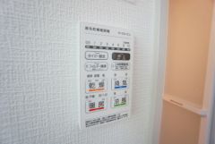 雨の日の洗濯も安心できる浴室暖房乾燥機付き浴室。リモコンで操作もボタン1つで簡単です。