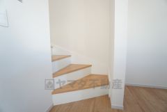 お子様も高齢の方も安心して上り下りができる手摺がついた安心設計です。 階段には小窓を配置しました。日中でも暗くなりがちな階段下が明るくなり安全ですね。