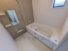 1日の疲れを癒すくつろぎのバスルーム。足を伸ばしてもゆったりと入れるサイズです。お子様と一緒にお風呂に入っても狭くないですね＾＾