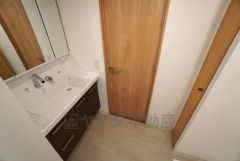 三面鏡裏収納付き洗面化粧台です＾＾ 歯磨きセットやスキンケア用品などの収納に便利ですね。