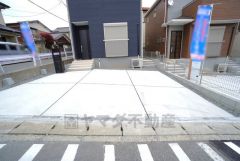 駐車スペースはゆとりある2台分を確保。マイカー用に、お客さま用に、余裕を持ってご利用いただけます＾＾ 