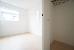 暖かい日差しが差し込む洋室。たっぷり収納できるクローゼット付きでお部屋の中をすっきりと快適に保てます。