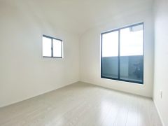 2面採光を確保した明るい室内は、風通しも良く、大変居心地の良い空間となっております。日当たりがよく、子供部屋としての利用もおすすめ。