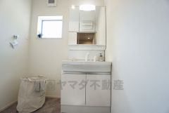 三面鏡裏収納付き洗面化粧台です＾＾ 歯磨きセットやスキンケア用品などの収納に便利ですね。