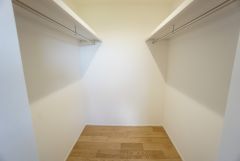 収納力豊富なウォークインクローゼット。洋服や小物などを1箇所にまとめて美しい収納を実現します。スーツケースのような大型の荷物も置けます＾＾