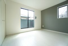主寝室としてお使いいただけそうなこちらのお部屋は、日当たりが良く、爽やかな風を感じて起きる朝は、快適生活の始まりに。
