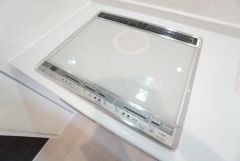 汚れてもサッとふける、お手入れのしやすいIHクッキングヒーター。オール電化なので経済的です。