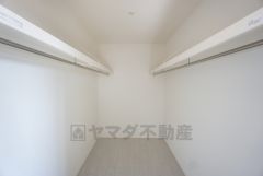 寝室にはハンガーパイプ付きのウォークインクローゼットが設けられています。たっぷり収納できるので衣替えの心配もいりませんね＾＾