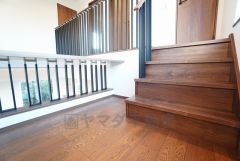 階段途中には踊り場＆カウンターが設けられています＾＾ お子さまの勉強スペースや作業の場、家事の合間の一息休憩にも＾＾ 