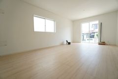 大きな窓のあるリビングは、陽光あふれる明るい空間です。居心地良く、ご家族皆がゆったり寛げる憩いの空間となりそうです。